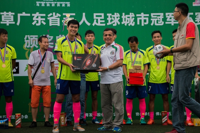 连一辆专属大巴都没有，主教练已78岁，库拉索队凭什么打进世界杯？